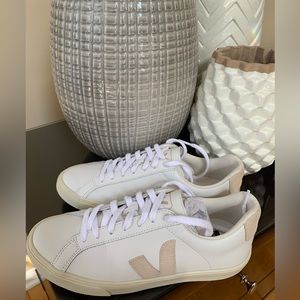 VEJA Esplar Logo Leather